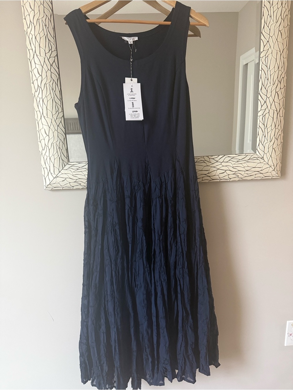 Vasna Sleeveless Navy Crinkle Midi Dress size L so cute